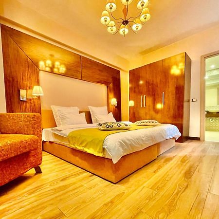 Royal Studio Apartment With A Perfect View - Yamaluxe Bucarest Extérieur photo
