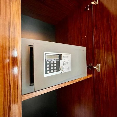 Royal Studio Apartment With A Perfect View - Yamaluxe Bucarest Extérieur photo
