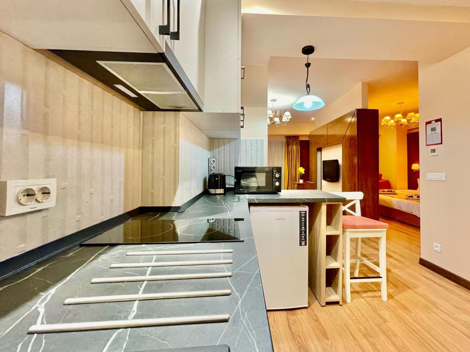 Royal Studio Apartment With A Perfect View - Yamaluxe Bucarest Extérieur photo