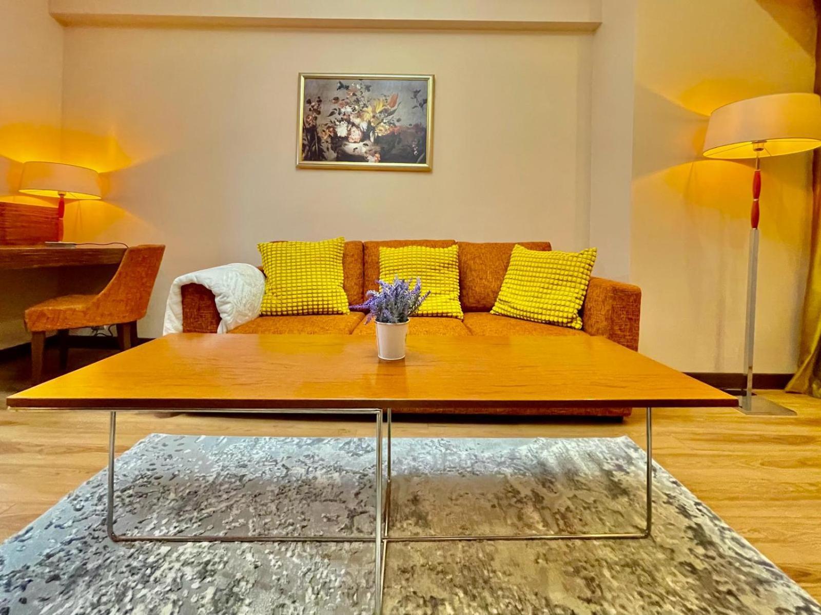 Royal Studio Apartment With A Perfect View - Yamaluxe Bucarest Extérieur photo