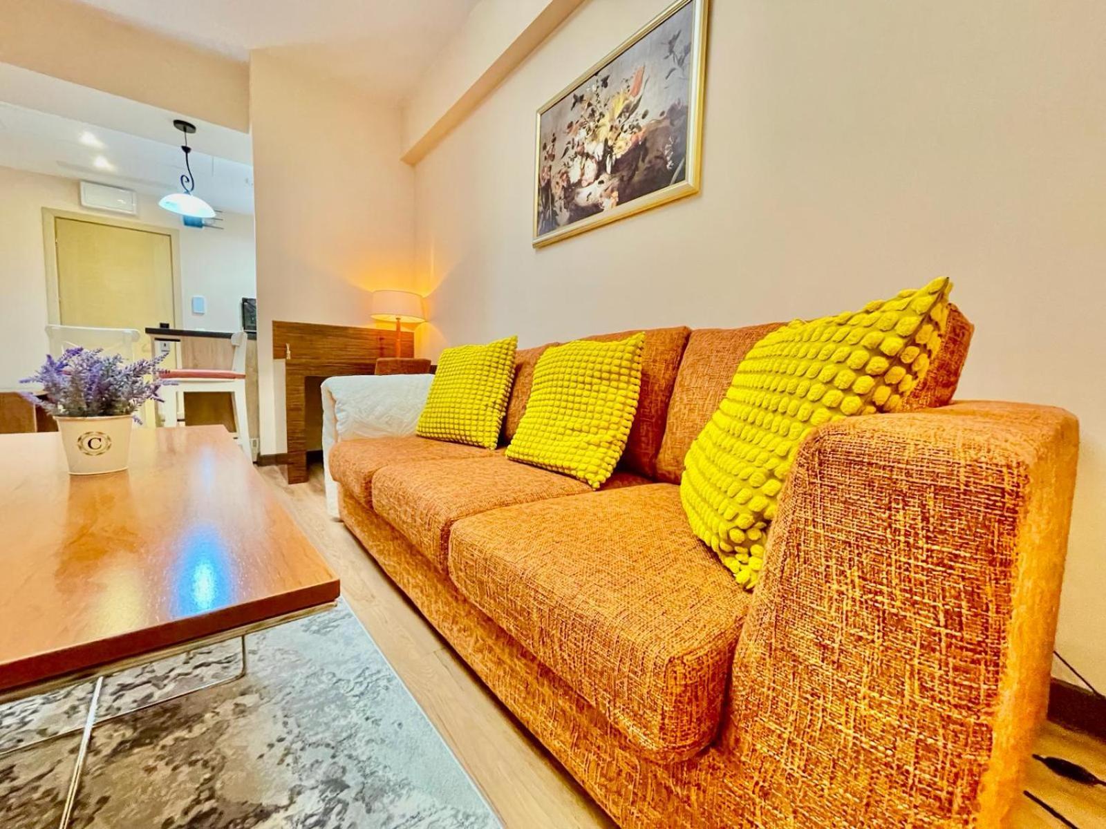 Royal Studio Apartment With A Perfect View - Yamaluxe Bucarest Extérieur photo
