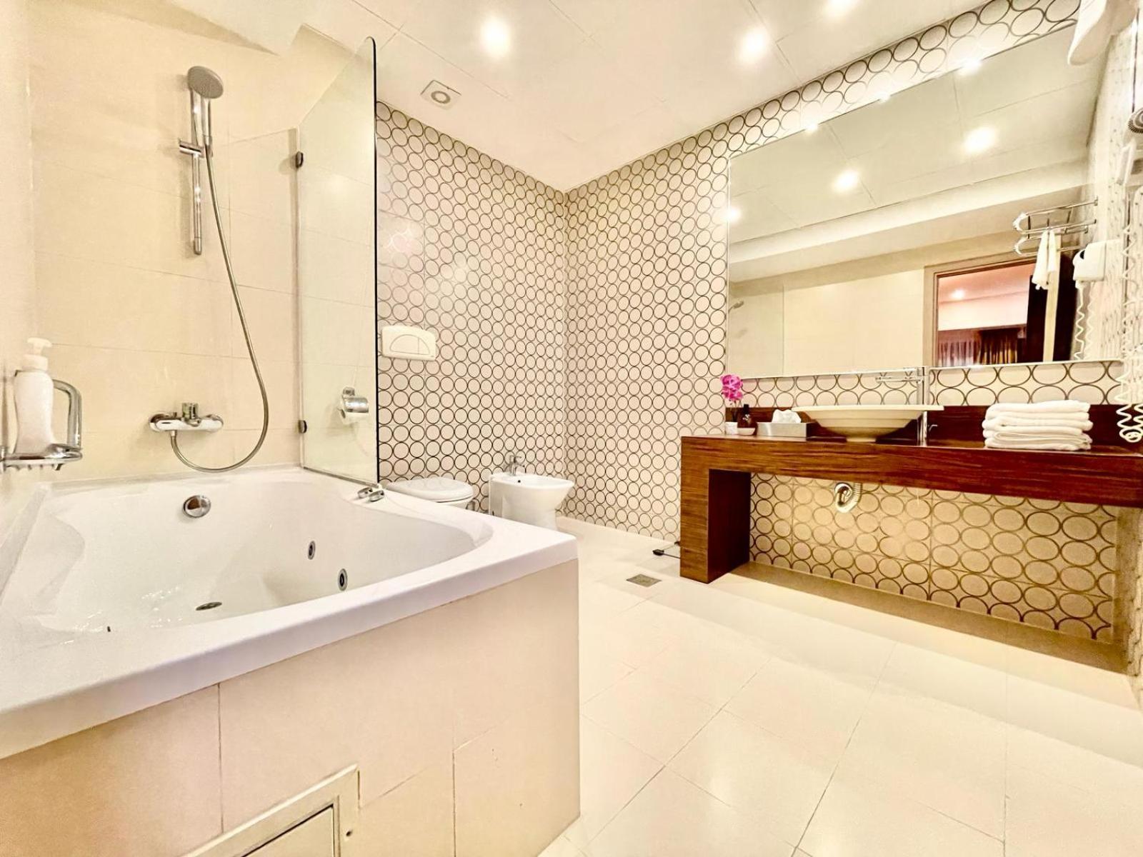 Royal Studio Apartment With A Perfect View - Yamaluxe Bucarest Extérieur photo