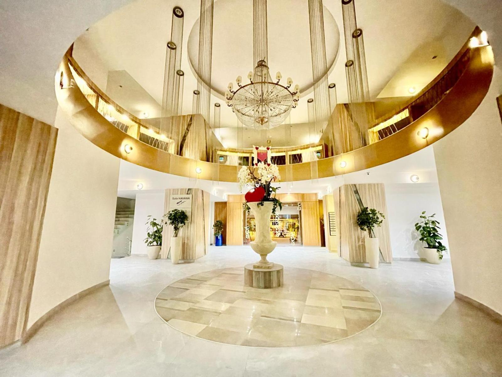 Royal Studio Apartment With A Perfect View - Yamaluxe Bucarest Extérieur photo