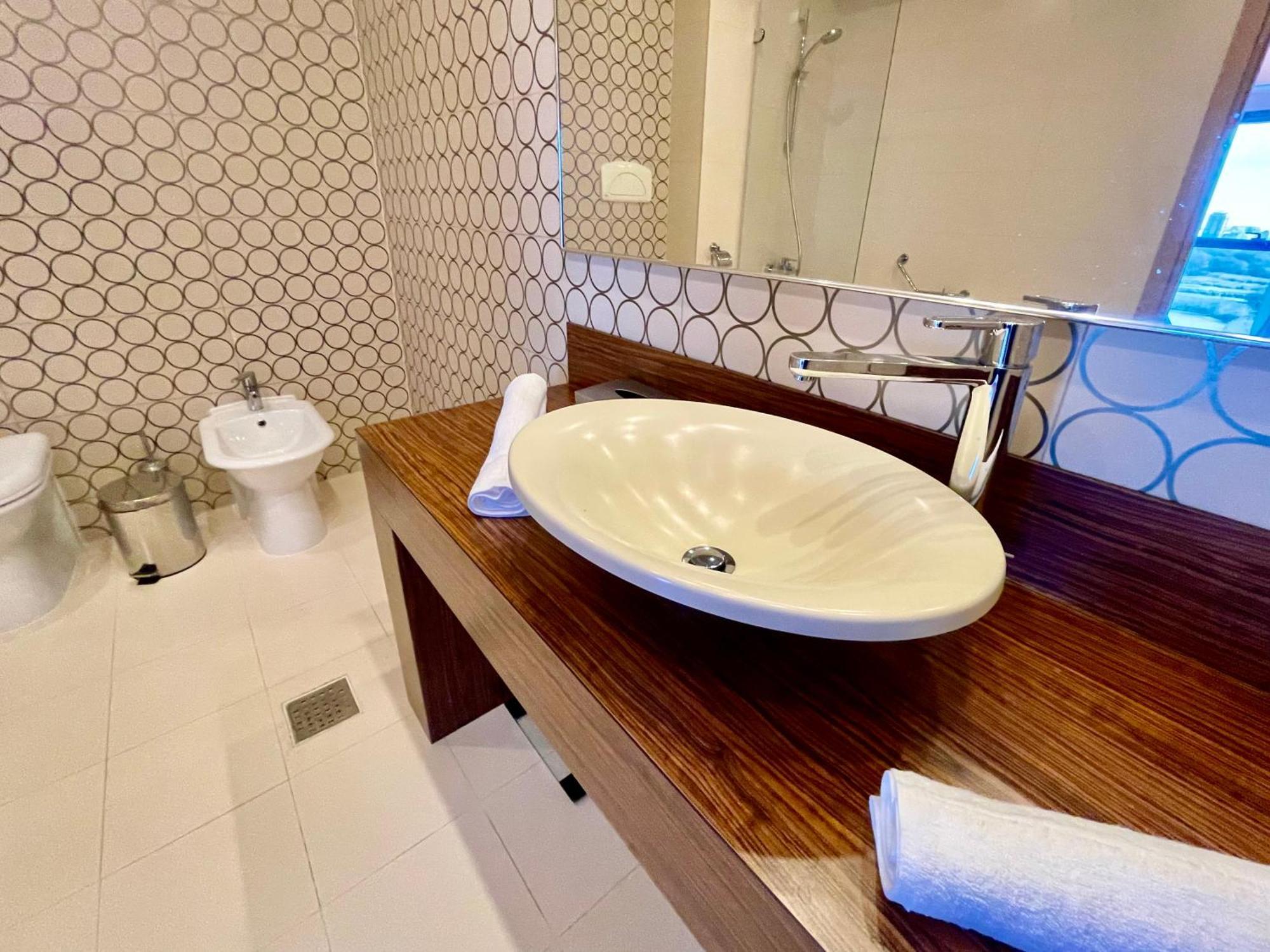 Royal Studio Apartment With A Perfect View - Yamaluxe Bucarest Extérieur photo
