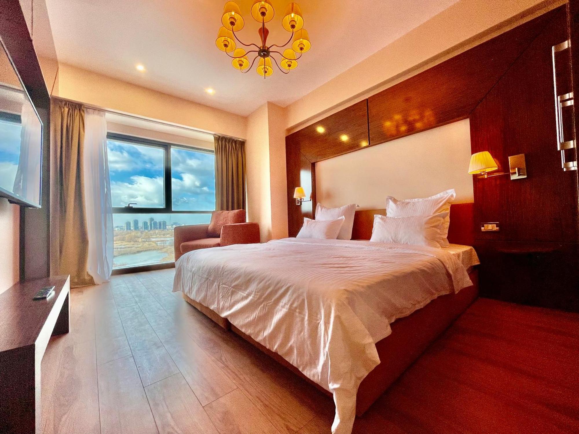 Royal Studio Apartment With A Perfect View - Yamaluxe Bucarest Extérieur photo