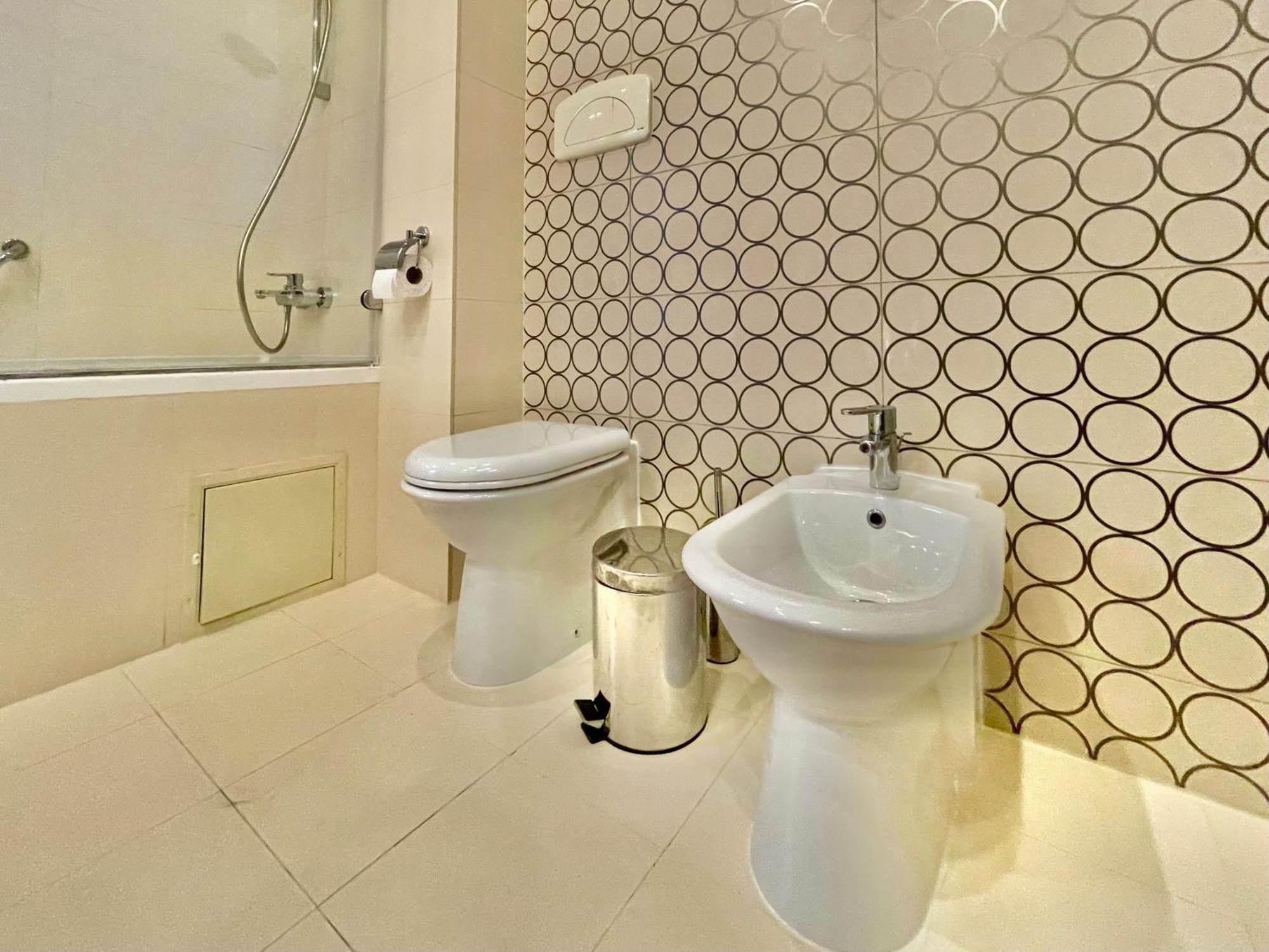 Royal Studio Apartment With A Perfect View - Yamaluxe Bucarest Extérieur photo