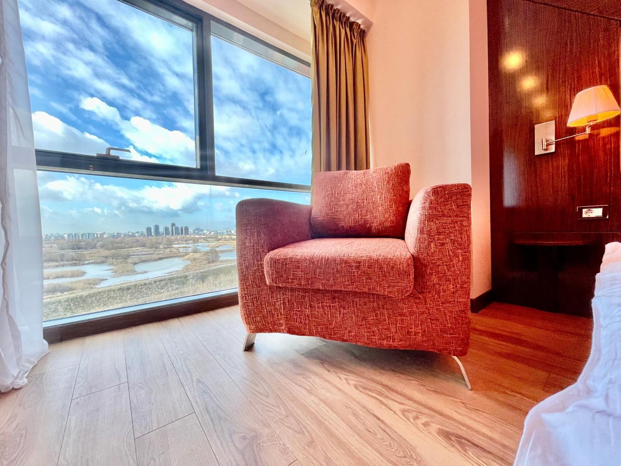 Royal Studio Apartment With A Perfect View - Yamaluxe Bucarest Extérieur photo